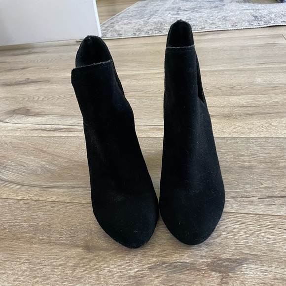 Steve Madden black booties. Only worn a couple times - Picture 3 of 4